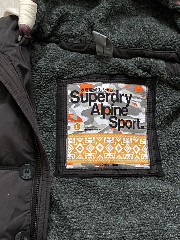 Пуховая жилетка с капюшоном Superdry