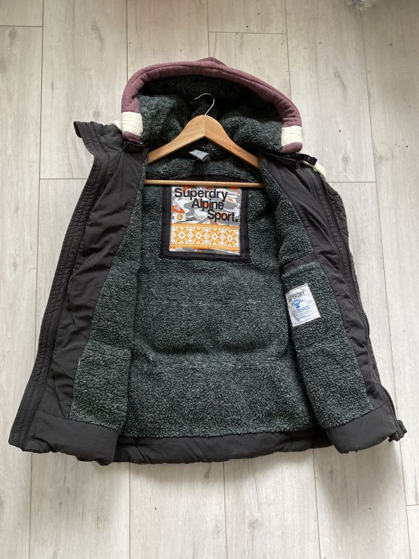 Пуховая жилетка с капюшоном Superdry